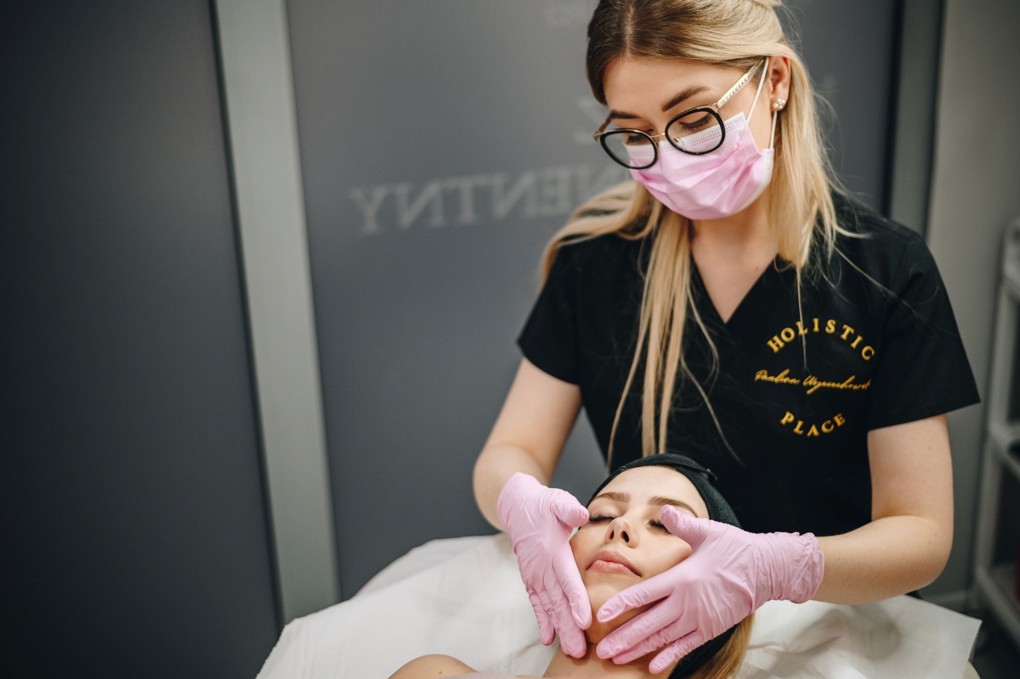 Wnętrze salonu Holistic Place – eleganckie i profesjonalne